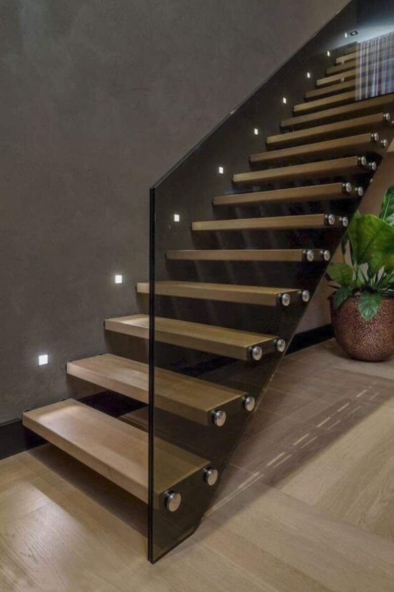 Escalera moderna con vidrio y estructura vista